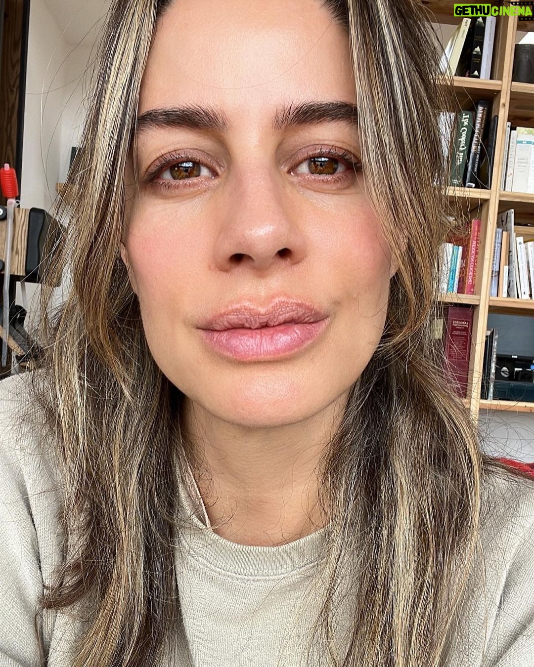 Manuela González Instagram - Respirar. Llenar de paisaje los ojos y el corazón. Caminar, explorar, sembrar, cocinar… ESTAR JUNTOS. Momentos en familia que guardaremos para siempre! Te amo Monita, gracias a ti y a Juan por abrirnos las puertas de su hogar y hacernos sentir como en casa. Que rico pasamos!! ♥️🍃🌿🌳 @marianagonzalezdaza @juan_braun_photos