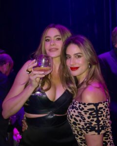 Manuela González Instagram - La gran noche de anoche y sin lugar a dudas, un sueño cumplido para Andrés! 😬🫠😍♥️ ➡️ ir a la última foto PARFAVARRRR 🤣🤣🤣 No les puedo explicar la belleza de esta mujer, ninguna foto le hará justicia jamás! Y su energía fabulosa la cual generosamente nos compartió a todos anoche Uff… Gracias @netflixcolombia por este fantástico lanzamiento de GRISELDA! Quedamos enganchadisimos!!! Necesitamos que se estrene ya! 😜🍿🎬 Y gracias a @pepapombocom por mi hermosura de vestido y a @sofiallanosaccessories por mis accesorios! ♥️😍 me sentí regia! @netflix @netflixlat @sofiavergara @andresvascomont