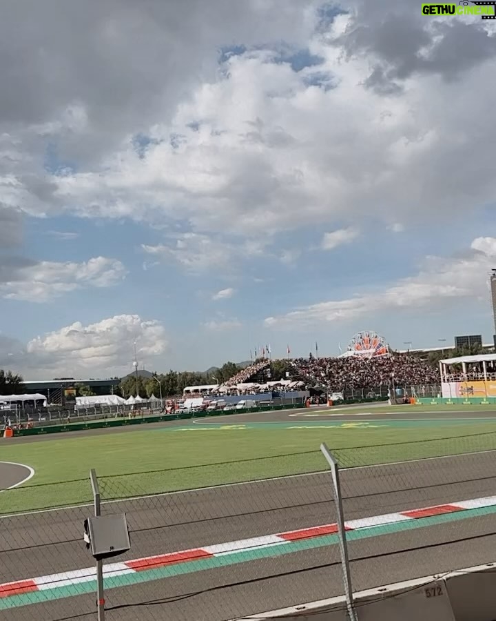 Manuela González Instagram - Cómo dirían por ahí, ME ERICÉ. QUE CHIMBA DE EXPERIENCIA LA F1!!!!! 🏁💥 Difícil explicar la energía de este magno evento y aún más increíble compartirlo con gente tan hermosa. Gracias @chevignon_ch por esta invitación y por este parche que y’a me llevo en el corazón.