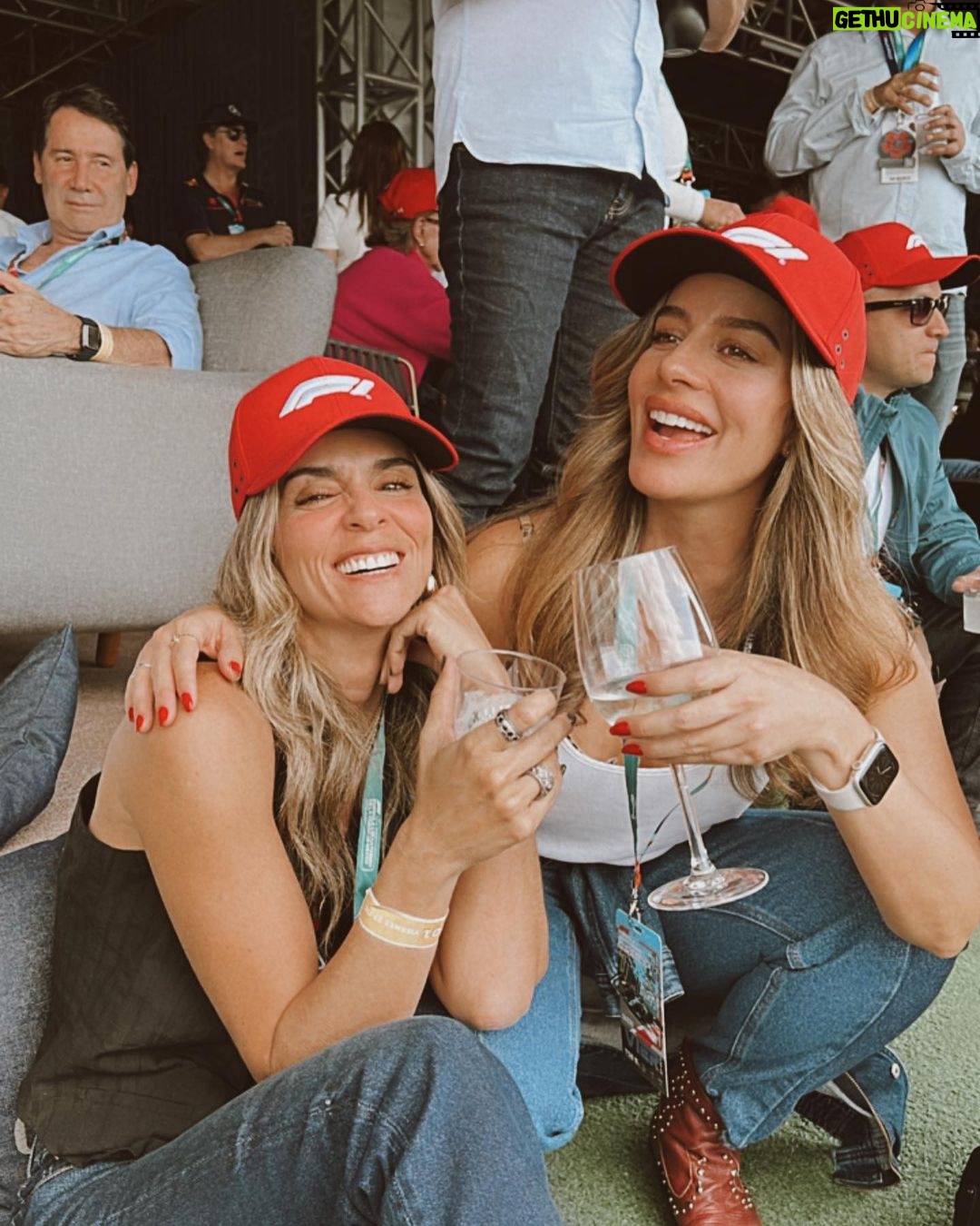 Manuela González Instagram - Cómo dirían por ahí, ME ERICÉ. QUE CHIMBA DE EXPERIENCIA LA F1!!!!! 🏁💥 Difícil explicar la energía de este magno evento y aún más increíble compartirlo con gente tan hermosa. Gracias @chevignon_ch por esta invitación y por este parche que y’a me llevo en el corazón.