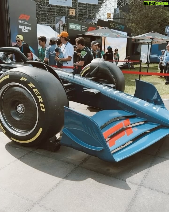 Manuela González Instagram - Cómo dirían por ahí, ME ERICÉ. QUE CHIMBA DE EXPERIENCIA LA F1!!!!! 🏁💥 Difícil explicar la energía de este magno evento y aún más increíble compartirlo con gente tan hermosa. Gracias @chevignon_ch por esta invitación y por este parche que y’a me llevo en el corazón.