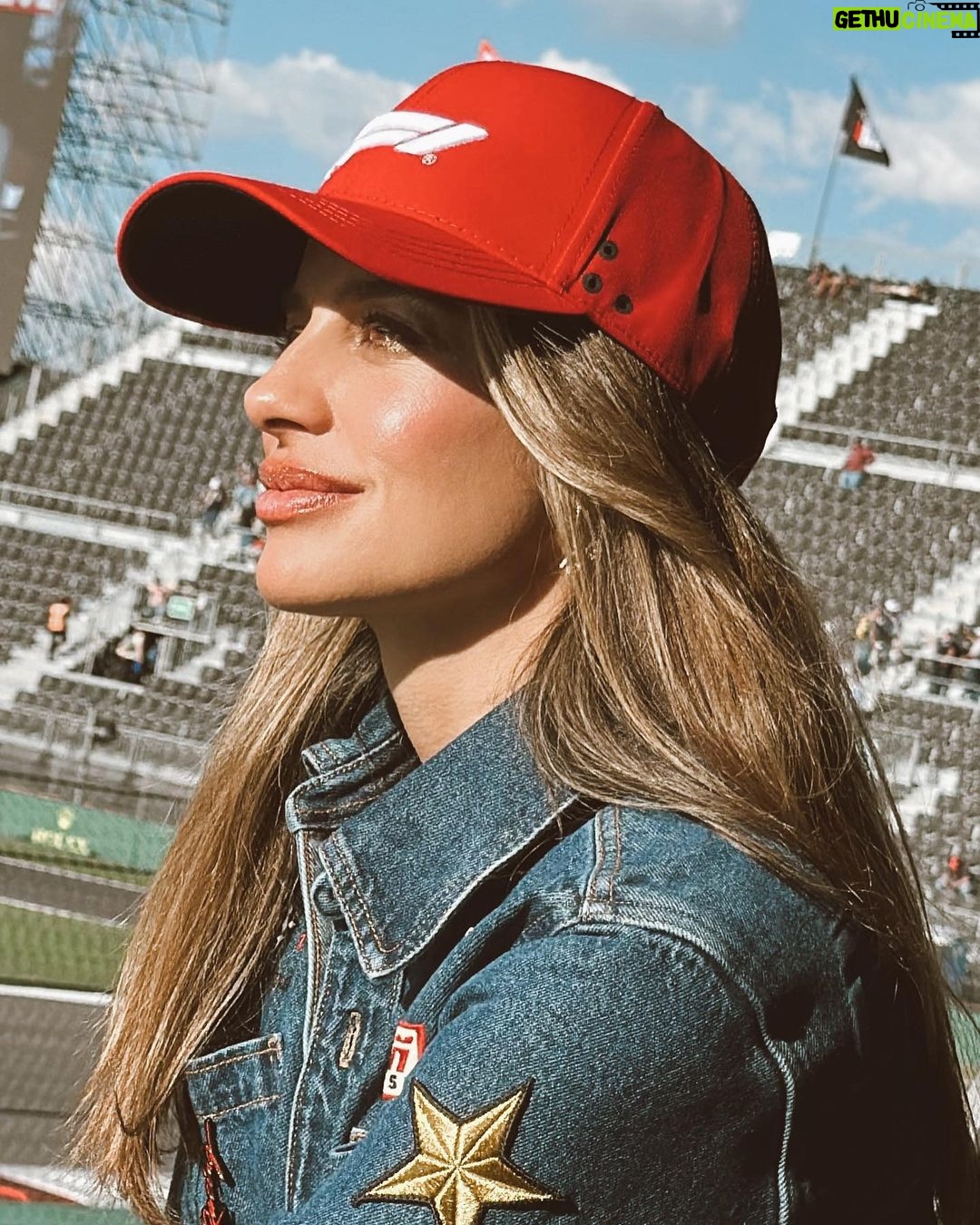 Manuela González Instagram - Cómo dirían por ahí, ME ERICÉ. QUE CHIMBA DE EXPERIENCIA LA F1!!!!! 🏁💥 Difícil explicar la energía de este magno evento y aún más increíble compartirlo con gente tan hermosa. Gracias @chevignon_ch por esta invitación y por este parche que y’a me llevo en el corazón.