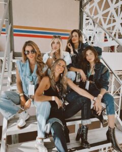 Manuela González Instagram - Cómo dirían por ahí, ME ERICÉ. QUE CHIMBA DE EXPERIENCIA LA F1!!!!! 🏁💥 Difícil explicar la energía de este magno evento y aún más increíble compartirlo con gente tan hermosa. Gracias @chevignon_ch por esta invitación y por este parche que y’a me llevo en el corazón.