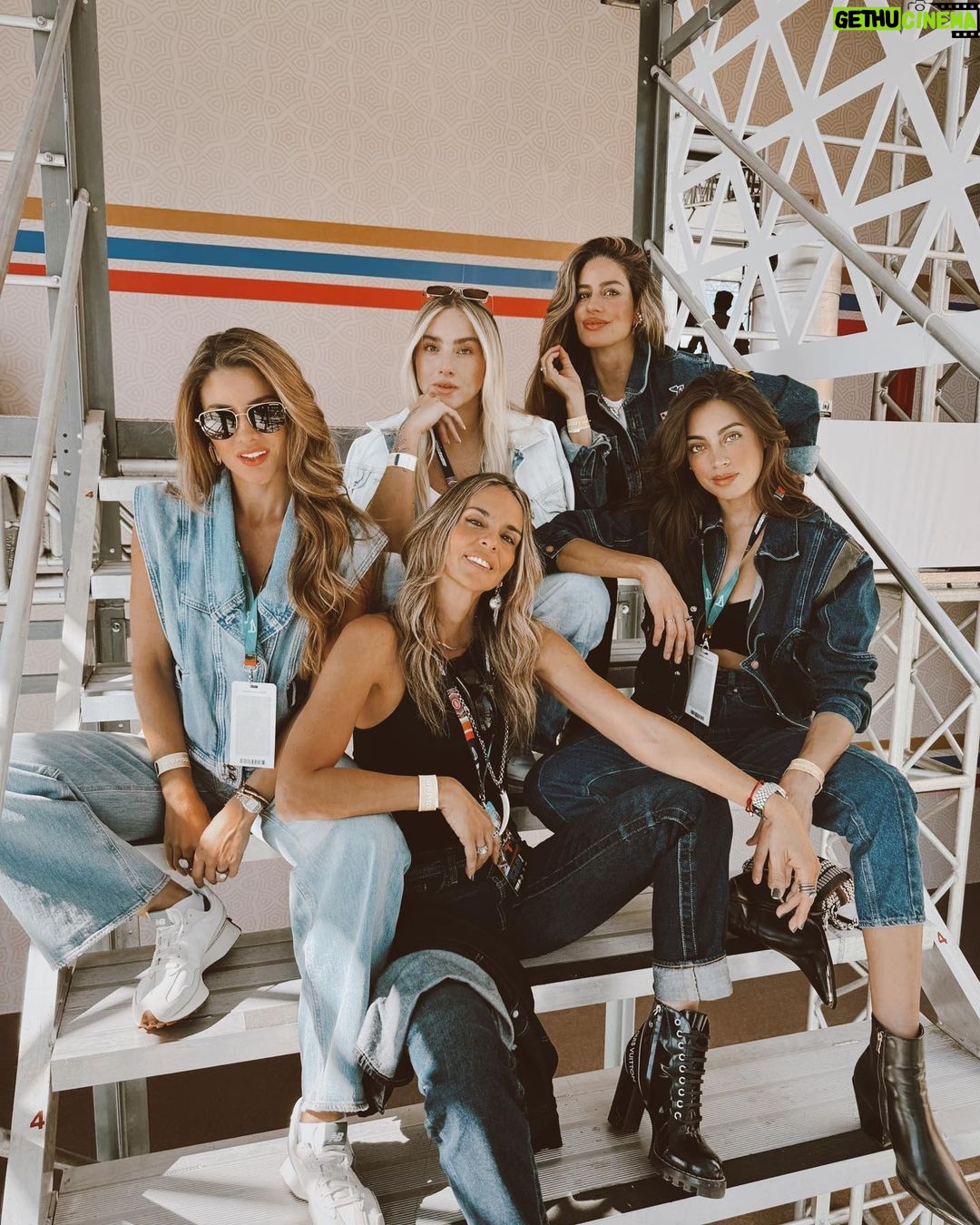 Manuela González Instagram - Cómo dirían por ahí, ME ERICÉ. QUE CHIMBA DE EXPERIENCIA LA F1!!!!! 🏁💥 Difícil explicar la energía de este magno evento y aún más increíble compartirlo con gente tan hermosa. Gracias @chevignon_ch por esta invitación y por este parche que y’a me llevo en el corazón.