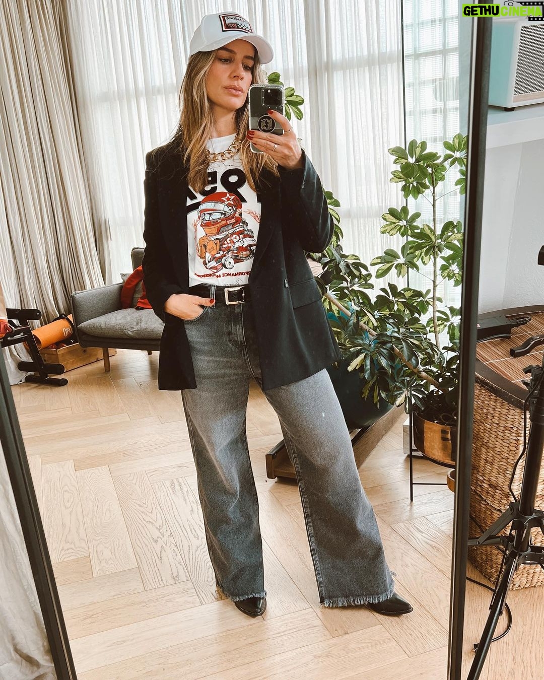 Manuela González Instagram - GP México, YA CASI NOS VEMOS! 🏎️🏁♥️ ¿Cual de estos looks @chevignon_ch es su favorito? Los leo!
