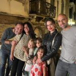 Manuela González Instagram – Y con ustedes, Venecia 🚣‍♀️
Empieza la cuenta regresiva de lo que ha sido uno de los viajes más extraordinarios de nuestras vidas y siento que es imposible traducir la dicha y la profundidad que nos hemos regalado como familia. Pero acá voy dejando algunos apartes para compartir con ustedes! Este pedacito del viaje fue como la cerecita del postre🍒 una ñapa, un alargue de un momento que quisimos estirar lo que más pudimos, y fue estar junto a Klemen Xime y Lea. Amigos del alma que amamos y extrañamos mucho♥️. Venecia fue el escenario más sublime, la alegría de estos niños mirando el mundo desde su asombro, cada rincón era más especial que el anterior y el tiempo pareció esfumarse, literal. Aún me pellizco para saber si fue un sueño o si fue real…

1. El espejo de la escalera de nuestro edificio, cada pedacito fue wow!
2. Uno de los cientos de almacenes con figuritas en cristal de murano, estos chiquitos habrían podido quedarse horas viéndolos!
3. Foto de todos tomada por un local muy generoso 
4. Alma en su góndola 
5. Mi amorcito y el hombre más bizcocho de todo el paseo 🫠♥️
6. Foto de baño no podía faltar
7. Recordando una foto de hace 7 años con mi Xime
8. Momento divino capturado por Mr. Klemen
9. Just us ♥️
10. Un momento que guardarán por siempre…

@lifeunexpected1976 
@klemennovakofficial 
@andresvascomont