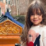 Manuela González Instagram – Y con ustedes, Venecia 🚣‍♀️
Empieza la cuenta regresiva de lo que ha sido uno de los viajes más extraordinarios de nuestras vidas y siento que es imposible traducir la dicha y la profundidad que nos hemos regalado como familia. Pero acá voy dejando algunos apartes para compartir con ustedes! Este pedacito del viaje fue como la cerecita del postre🍒 una ñapa, un alargue de un momento que quisimos estirar lo que más pudimos, y fue estar junto a Klemen Xime y Lea. Amigos del alma que amamos y extrañamos mucho♥️. Venecia fue el escenario más sublime, la alegría de estos niños mirando el mundo desde su asombro, cada rincón era más especial que el anterior y el tiempo pareció esfumarse, literal. Aún me pellizco para saber si fue un sueño o si fue real…

1. El espejo de la escalera de nuestro edificio, cada pedacito fue wow!
2. Uno de los cientos de almacenes con figuritas en cristal de murano, estos chiquitos habrían podido quedarse horas viéndolos!
3. Foto de todos tomada por un local muy generoso 
4. Alma en su góndola 
5. Mi amorcito y el hombre más bizcocho de todo el paseo 🫠♥️
6. Foto de baño no podía faltar
7. Recordando una foto de hace 7 años con mi Xime
8. Momento divino capturado por Mr. Klemen
9. Just us ♥️
10. Un momento que guardarán por siempre…

@lifeunexpected1976 
@klemennovakofficial 
@andresvascomont