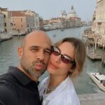 Manuela González Instagram – Y con ustedes, Venecia 🚣‍♀️
Empieza la cuenta regresiva de lo que ha sido uno de los viajes más extraordinarios de nuestras vidas y siento que es imposible traducir la dicha y la profundidad que nos hemos regalado como familia. Pero acá voy dejando algunos apartes para compartir con ustedes! Este pedacito del viaje fue como la cerecita del postre🍒 una ñapa, un alargue de un momento que quisimos estirar lo que más pudimos, y fue estar junto a Klemen Xime y Lea. Amigos del alma que amamos y extrañamos mucho♥️. Venecia fue el escenario más sublime, la alegría de estos niños mirando el mundo desde su asombro, cada rincón era más especial que el anterior y el tiempo pareció esfumarse, literal. Aún me pellizco para saber si fue un sueño o si fue real…

1. El espejo de la escalera de nuestro edificio, cada pedacito fue wow!
2. Uno de los cientos de almacenes con figuritas en cristal de murano, estos chiquitos habrían podido quedarse horas viéndolos!
3. Foto de todos tomada por un local muy generoso 
4. Alma en su góndola 
5. Mi amorcito y el hombre más bizcocho de todo el paseo 🫠♥️
6. Foto de baño no podía faltar
7. Recordando una foto de hace 7 años con mi Xime
8. Momento divino capturado por Mr. Klemen
9. Just us ♥️
10. Un momento que guardarán por siempre…

@lifeunexpected1976 
@klemennovakofficial 
@andresvascomont
