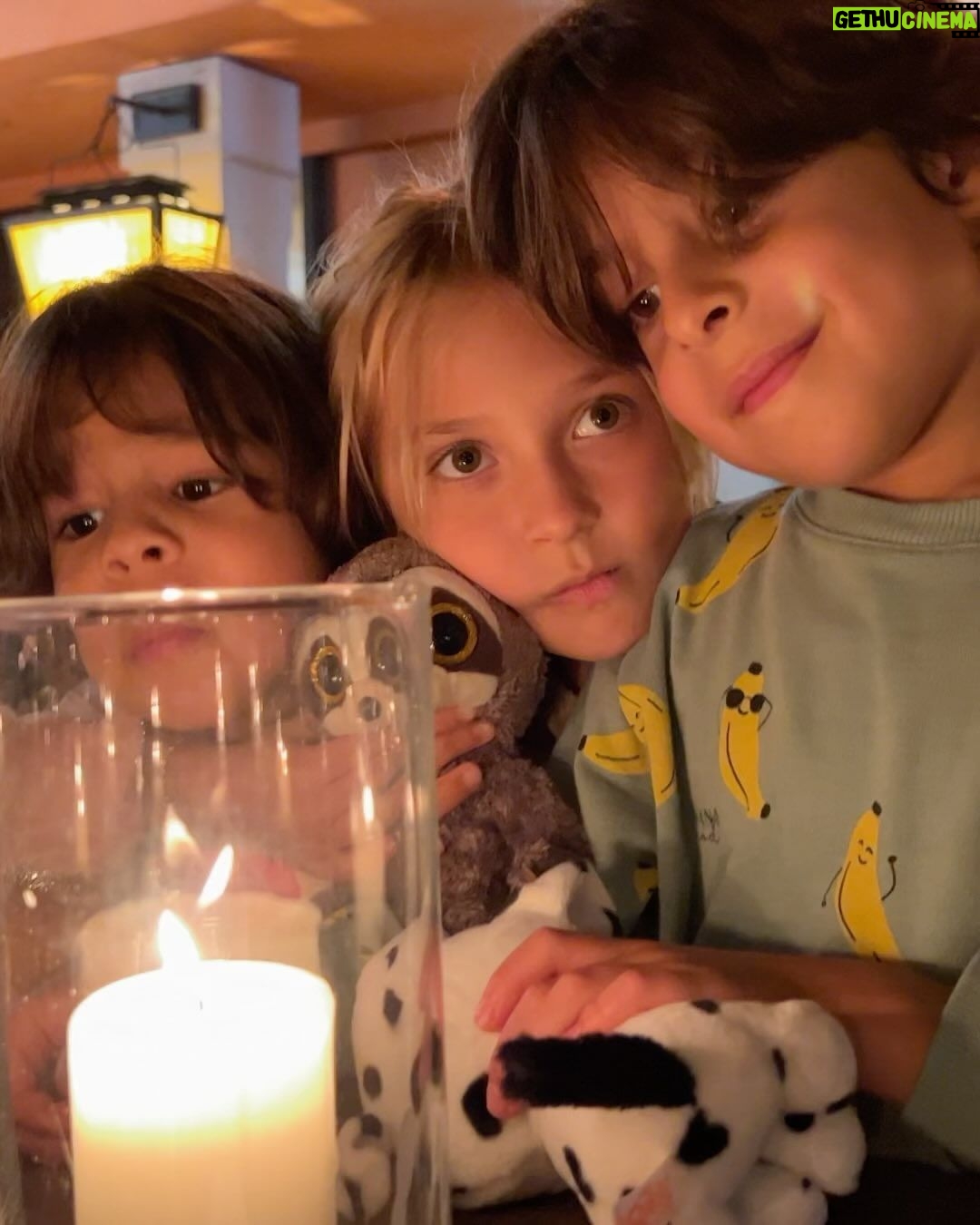 Manuela González Instagram - Y con ustedes, Venecia 🚣♀️ Empieza la cuenta regresiva de lo que ha sido uno de los viajes más extraordinarios de nuestras vidas y siento que es imposible traducir la dicha y la profundidad que nos hemos regalado como familia. Pero acá voy dejando algunos apartes para compartir con ustedes! Este pedacito del viaje fue como la cerecita del postre🍒 una ñapa, un alargue de un momento que quisimos estirar lo que más pudimos, y fue estar junto a Klemen Xime y Lea. Amigos del alma que amamos y extrañamos mucho♥️. Venecia fue el escenario más sublime, la alegría de estos niños mirando el mundo desde su asombro, cada rincón era más especial que el anterior y el tiempo pareció esfumarse, literal. Aún me pellizco para saber si fue un sueño o si fue real… 1. El espejo de la escalera de nuestro edificio, cada pedacito fue wow! 2. Uno de los cientos de almacenes con figuritas en cristal de murano, estos chiquitos habrían podido quedarse horas viéndolos! 3. Foto de todos tomada por un local muy generoso 4. Alma en su góndola 5. Mi amorcito y el hombre más bizcocho de todo el paseo 🫠♥️ 6. Foto de baño no podía faltar 7. Recordando una foto de hace 7 años con mi Xime 8. Momento divino capturado por Mr. Klemen 9. Just us ♥️ 10. Un momento que guardarán por siempre… @lifeunexpected1976 @klemennovakofficial @andresvascomont