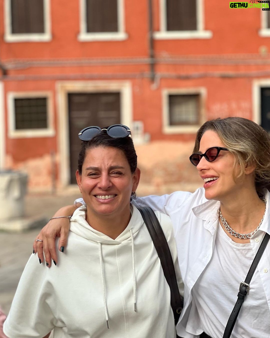 Manuela González Instagram - Y con ustedes, Venecia 🚣♀️ Empieza la cuenta regresiva de lo que ha sido uno de los viajes más extraordinarios de nuestras vidas y siento que es imposible traducir la dicha y la profundidad que nos hemos regalado como familia. Pero acá voy dejando algunos apartes para compartir con ustedes! Este pedacito del viaje fue como la cerecita del postre🍒 una ñapa, un alargue de un momento que quisimos estirar lo que más pudimos, y fue estar junto a Klemen Xime y Lea. Amigos del alma que amamos y extrañamos mucho♥️. Venecia fue el escenario más sublime, la alegría de estos niños mirando el mundo desde su asombro, cada rincón era más especial que el anterior y el tiempo pareció esfumarse, literal. Aún me pellizco para saber si fue un sueño o si fue real… 1. El espejo de la escalera de nuestro edificio, cada pedacito fue wow! 2. Uno de los cientos de almacenes con figuritas en cristal de murano, estos chiquitos habrían podido quedarse horas viéndolos! 3. Foto de todos tomada por un local muy generoso 4. Alma en su góndola 5. Mi amorcito y el hombre más bizcocho de todo el paseo 🫠♥️ 6. Foto de baño no podía faltar 7. Recordando una foto de hace 7 años con mi Xime 8. Momento divino capturado por Mr. Klemen 9. Just us ♥️ 10. Un momento que guardarán por siempre… @lifeunexpected1976 @klemennovakofficial @andresvascomont