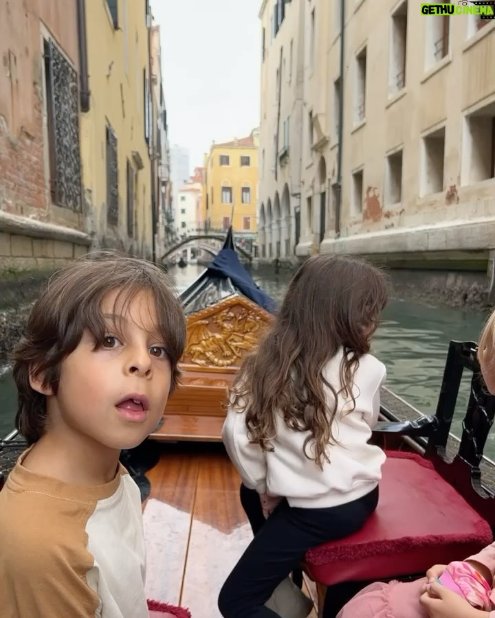 Manuela González Instagram - Y con ustedes, Venecia 🚣♀️ Empieza la cuenta regresiva de lo que ha sido uno de los viajes más extraordinarios de nuestras vidas y siento que es imposible traducir la dicha y la profundidad que nos hemos regalado como familia. Pero acá voy dejando algunos apartes para compartir con ustedes! Este pedacito del viaje fue como la cerecita del postre🍒 una ñapa, un alargue de un momento que quisimos estirar lo que más pudimos, y fue estar junto a Klemen Xime y Lea. Amigos del alma que amamos y extrañamos mucho♥️. Venecia fue el escenario más sublime, la alegría de estos niños mirando el mundo desde su asombro, cada rincón era más especial que el anterior y el tiempo pareció esfumarse, literal. Aún me pellizco para saber si fue un sueño o si fue real… 1. El espejo de la escalera de nuestro edificio, cada pedacito fue wow! 2. Uno de los cientos de almacenes con figuritas en cristal de murano, estos chiquitos habrían podido quedarse horas viéndolos! 3. Foto de todos tomada por un local muy generoso 4. Alma en su góndola 5. Mi amorcito y el hombre más bizcocho de todo el paseo 🫠♥️ 6. Foto de baño no podía faltar 7. Recordando una foto de hace 7 años con mi Xime 8. Momento divino capturado por Mr. Klemen 9. Just us ♥️ 10. Un momento que guardarán por siempre… @lifeunexpected1976 @klemennovakofficial @andresvascomont