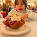 Manuela González Instagram - #photodump PARIS! 💙🤍❤️ Decir que es un sueño realidad, es poco. Gracias Dios por lo que nos quitas y por lo que nos das. Este viaje está siendo de las experiencias más hermosas y enriquecedoras que hayamos podido vivir! LOS AMO AMORES MÍOS!! ♥️🙌🏻💫 (y que falta que nos haces Jerito 😢) 1. Primera tarde por Paris luego de un viaje eterno de casi 24 hrs! Exhaustos pero con las ganas intactas! 2. Estos muñecos fascinados con TODO! 3. Comiendo en LE RELAIS DE L’ENTRECÔTE 🫠ufff 4. Pedro a punto de darle un ride a Alma por Paris en este mini Fiat! 5. Felices en el 🎠 6. Su primera montada en Metro 7. Amándonos y sintiéndonos muy orgullosos de lo que hemos construido ♥️🙌🏻 8. La dicha de Alma en cada una de las pâtisseries de Paris Lo dice todo! 9. Su primera vez en disney! Aunque a decir verdad, gozaron más con el pato de verdad que con el pato Donald (vean mis historias) 🥰😝🦆🍿 10. La foto más linda del paseo y un momento que guardaremos en la memoria por siempre!