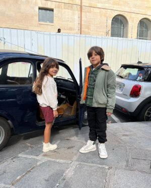 Manuela González Instagram - #photodump PARIS! 💙🤍❤️
Decir que es un sueño realidad, es poco.  Gracias Dios por lo que nos quitas y por lo que nos das. Este viaje está siendo de las experiencias más hermosas y enriquecedoras que hayamos podido vivir! LOS AMO AMORES MÍOS!! ♥️🙌🏻💫 (y que falta que nos haces Jerito 😢)

1. Primera tarde por Paris luego de un viaje eterno de casi 24 hrs! Exhaustos pero con las ganas intactas!
2. Estos muñecos fascinados con TODO!
3. Comiendo en LE RELAIS DE L’ENTRECÔTE 🫠ufff
4. Pedro a punto de darle un ride a Alma por Paris en este mini Fiat!
5. Felices en el 🎠
6. Su primera montada en Metro 
7. Amándonos y sintiéndonos muy orgullosos de lo que hemos construido ♥️🙌🏻
8. La dicha de Alma en cada una de las pâtisseries de Paris Lo dice todo!
9. Su primera vez en disney! Aunque a decir verdad, gozaron más con el pato de verdad que con el pato Donald (vean mis historias) 🥰😝🦆🍿
10. La foto más linda del paseo y un momento que guardaremos en la memoria por siempre!