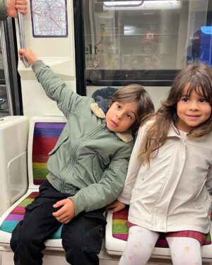 Manuela González Instagram - #photodump PARIS! 💙🤍❤️
Decir que es un sueño realidad, es poco.  Gracias Dios por lo que nos quitas y por lo que nos das. Este viaje está siendo de las experiencias más hermosas y enriquecedoras que hayamos podido vivir! LOS AMO AMORES MÍOS!! ♥️🙌🏻💫 (y que falta que nos haces Jerito 😢)

1. Primera tarde por Paris luego de un viaje eterno de casi 24 hrs! Exhaustos pero con las ganas intactas!
2. Estos muñecos fascinados con TODO!
3. Comiendo en LE RELAIS DE L’ENTRECÔTE 🫠ufff
4. Pedro a punto de darle un ride a Alma por Paris en este mini Fiat!
5. Felices en el 🎠
6. Su primera montada en Metro 
7. Amándonos y sintiéndonos muy orgullosos de lo que hemos construido ♥️🙌🏻
8. La dicha de Alma en cada una de las pâtisseries de Paris Lo dice todo!
9. Su primera vez en disney! Aunque a decir verdad, gozaron más con el pato de verdad que con el pato Donald (vean mis historias) 🥰😝🦆🍿
10. La foto más linda del paseo y un momento que guardaremos en la memoria por siempre!