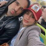Manuela González Instagram - #photodump PARIS! 💙🤍❤️ Decir que es un sueño realidad, es poco. Gracias Dios por lo que nos quitas y por lo que nos das. Este viaje está siendo de las experiencias más hermosas y enriquecedoras que hayamos podido vivir! LOS AMO AMORES MÍOS!! ♥️🙌🏻💫 (y que falta que nos haces Jerito 😢) 1. Primera tarde por Paris luego de un viaje eterno de casi 24 hrs! Exhaustos pero con las ganas intactas! 2. Estos muñecos fascinados con TODO! 3. Comiendo en LE RELAIS DE L’ENTRECÔTE 🫠ufff 4. Pedro a punto de darle un ride a Alma por Paris en este mini Fiat! 5. Felices en el 🎠 6. Su primera montada en Metro 7. Amándonos y sintiéndonos muy orgullosos de lo que hemos construido ♥️🙌🏻 8. La dicha de Alma en cada una de las pâtisseries de Paris Lo dice todo! 9. Su primera vez en disney! Aunque a decir verdad, gozaron más con el pato de verdad que con el pato Donald (vean mis historias) 🥰😝🦆🍿 10. La foto más linda del paseo y un momento que guardaremos en la memoria por siempre!