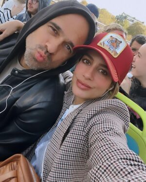 Manuela González Instagram - #photodump PARIS! 💙🤍❤️
Decir que es un sueño realidad, es poco.  Gracias Dios por lo que nos quitas y por lo que nos das. Este viaje está siendo de las experiencias más hermosas y enriquecedoras que hayamos podido vivir! LOS AMO AMORES MÍOS!! ♥️🙌🏻💫 (y que falta que nos haces Jerito 😢)

1. Primera tarde por Paris luego de un viaje eterno de casi 24 hrs! Exhaustos pero con las ganas intactas!
2. Estos muñecos fascinados con TODO!
3. Comiendo en LE RELAIS DE L’ENTRECÔTE 🫠ufff
4. Pedro a punto de darle un ride a Alma por Paris en este mini Fiat!
5. Felices en el 🎠
6. Su primera montada en Metro 
7. Amándonos y sintiéndonos muy orgullosos de lo que hemos construido ♥️🙌🏻
8. La dicha de Alma en cada una de las pâtisseries de Paris Lo dice todo!
9. Su primera vez en disney! Aunque a decir verdad, gozaron más con el pato de verdad que con el pato Donald (vean mis historias) 🥰😝🦆🍿
10. La foto más linda del paseo y un momento que guardaremos en la memoria por siempre!