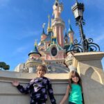 Manuela González Instagram - #photodump PARIS! 💙🤍❤️ Decir que es un sueño realidad, es poco. Gracias Dios por lo que nos quitas y por lo que nos das. Este viaje está siendo de las experiencias más hermosas y enriquecedoras que hayamos podido vivir! LOS AMO AMORES MÍOS!! ♥️🙌🏻💫 (y que falta que nos haces Jerito 😢) 1. Primera tarde por Paris luego de un viaje eterno de casi 24 hrs! Exhaustos pero con las ganas intactas! 2. Estos muñecos fascinados con TODO! 3. Comiendo en LE RELAIS DE L’ENTRECÔTE 🫠ufff 4. Pedro a punto de darle un ride a Alma por Paris en este mini Fiat! 5. Felices en el 🎠 6. Su primera montada en Metro 7. Amándonos y sintiéndonos muy orgullosos de lo que hemos construido ♥️🙌🏻 8. La dicha de Alma en cada una de las pâtisseries de Paris Lo dice todo! 9. Su primera vez en disney! Aunque a decir verdad, gozaron más con el pato de verdad que con el pato Donald (vean mis historias) 🥰😝🦆🍿 10. La foto más linda del paseo y un momento que guardaremos en la memoria por siempre!