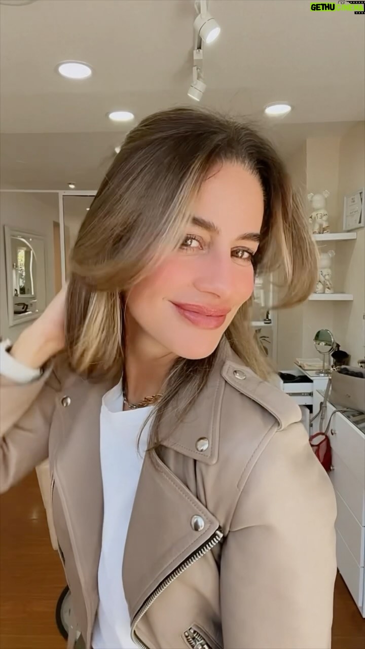 Manuela González - 41.6K Likes - Momentos de cambio…Proyecto coming 🔜🎬🍿😜
Yo amo cortarme el pelo, sanearlo, mantenerlo saludable! Pero hace mucho no me lo cortaba tanto y les confieso que tenía muchos nervios ➡️ mi cara cuando empezaron a cortar😬🫨😵💫
Y sin embargo, quedé feliz!
Que vivan los cambios! 🥰🙌🏻♥️😝
¿Ustedes qué tanto se atreven a cambiar?
#cambiodelook #haircut #longbob