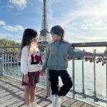 Manuela González Instagram - #photodump PARIS! 💙🤍❤️ Decir que es un sueño realidad, es poco. Gracias Dios por lo que nos quitas y por lo que nos das. Este viaje está siendo de las experiencias más hermosas y enriquecedoras que hayamos podido vivir! LOS AMO AMORES MÍOS!! ♥️🙌🏻💫 (y que falta que nos haces Jerito 😢) 1. Primera tarde por Paris luego de un viaje eterno de casi 24 hrs! Exhaustos pero con las ganas intactas! 2. Estos muñecos fascinados con TODO! 3. Comiendo en LE RELAIS DE L’ENTRECÔTE 🫠ufff 4. Pedro a punto de darle un ride a Alma por Paris en este mini Fiat! 5. Felices en el 🎠 6. Su primera montada en Metro 7. Amándonos y sintiéndonos muy orgullosos de lo que hemos construido ♥️🙌🏻 8. La dicha de Alma en cada una de las pâtisseries de Paris Lo dice todo! 9. Su primera vez en disney! Aunque a decir verdad, gozaron más con el pato de verdad que con el pato Donald (vean mis historias) 🥰😝🦆🍿 10. La foto más linda del paseo y un momento que guardaremos en la memoria por siempre!