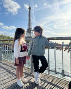 Manuela González Instagram - #photodump PARIS! 💙🤍❤️ Decir que es un sueño realidad, es poco. Gracias Dios por lo que nos quitas y por lo que nos das. Este viaje está siendo de las experiencias más hermosas y enriquecedoras que hayamos podido vivir! LOS AMO AMORES MÍOS!! ♥️🙌🏻💫 (y que falta que nos haces Jerito 😢) 1. Primera tarde por Paris luego de un viaje eterno de casi 24 hrs! Exhaustos pero con las ganas intactas! 2. Estos muñecos fascinados con TODO! 3. Comiendo en LE RELAIS DE L’ENTRECÔTE 🫠ufff 4. Pedro a punto de darle un ride a Alma por Paris en este mini Fiat! 5. Felices en el 🎠 6. Su primera montada en Metro 7. Amándonos y sintiéndonos muy orgullosos de lo que hemos construido ♥️🙌🏻 8. La dicha de Alma en cada una de las pâtisseries de Paris Lo dice todo! 9. Su primera vez en disney! Aunque a decir verdad, gozaron más con el pato de verdad que con el pato Donald (vean mis historias) 🥰😝🦆🍿 10. La foto más linda del paseo y un momento que guardaremos en la memoria por siempre!
