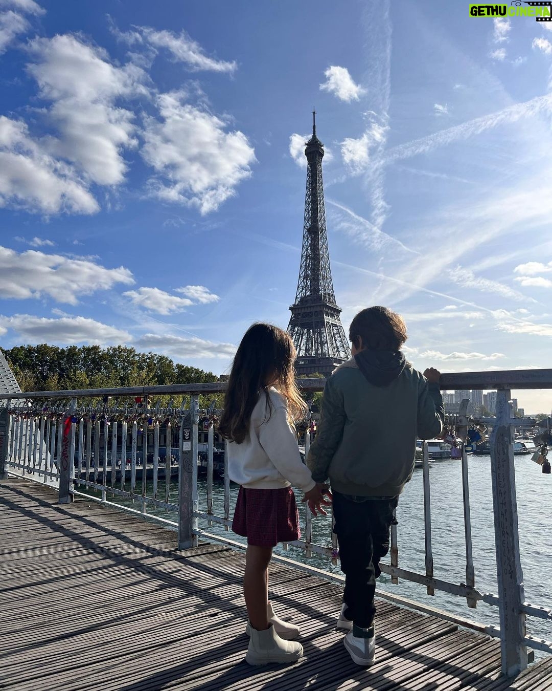 Manuela González Instagram - Ustedes nuestra razón de ser, el hermoso resultado de este gran amor que nos tenemos @lamuelagonzalez @andresvascomont . Que regalo tan mágico poder estar compartiendo juntos este viaje maravilloso!! Los amo infinitamente #amorxsiempre #paris #torreeiffel Paris, France