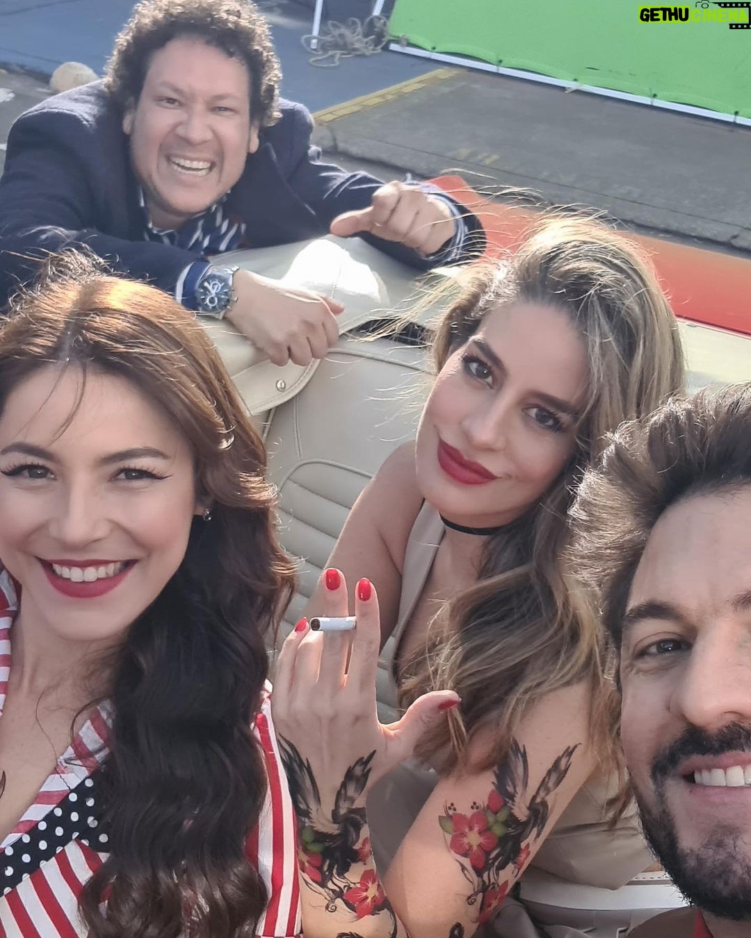 Manuela González Instagram - Érase una vez mi otra « yo » tatuada, en un convertible soñado y en medio de este parche fantástico grabando TÍA ALISON! 🌺♥️🌺 Como se les quiere, admira y extraña bellezas! @juliepardau @rodrigo_candamil @viccantillo @canalrcn