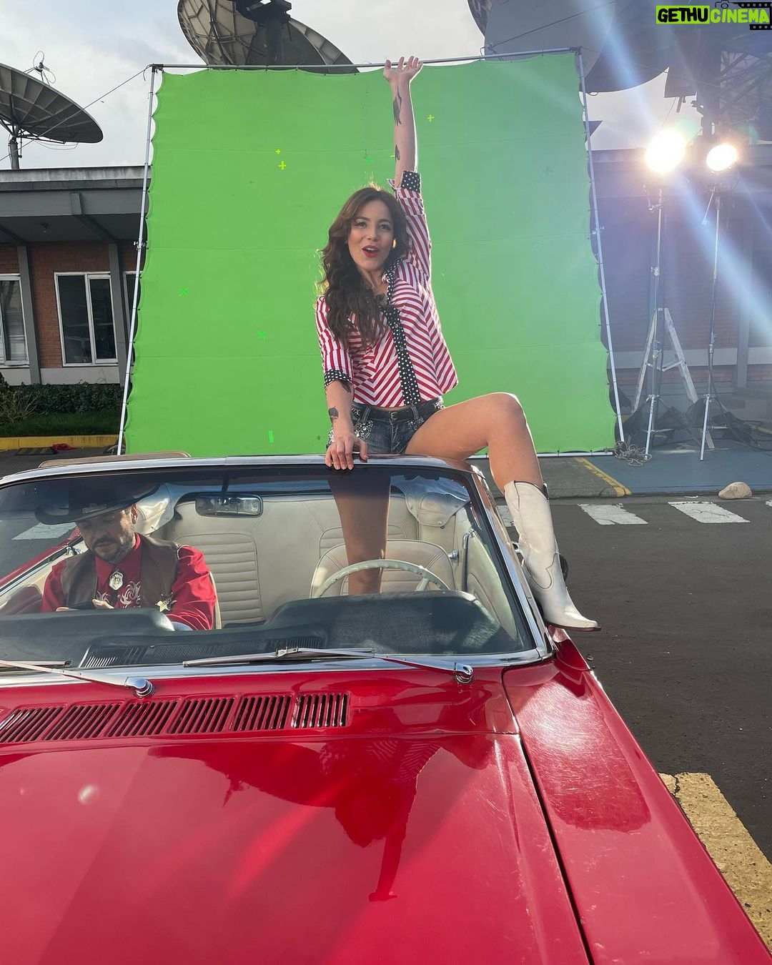 Manuela González Instagram - Érase una vez mi otra « yo » tatuada, en un convertible soñado y en medio de este parche fantástico grabando TÍA ALISON! 🌺♥️🌺 Como se les quiere, admira y extraña bellezas! @juliepardau @rodrigo_candamil @viccantillo @canalrcn