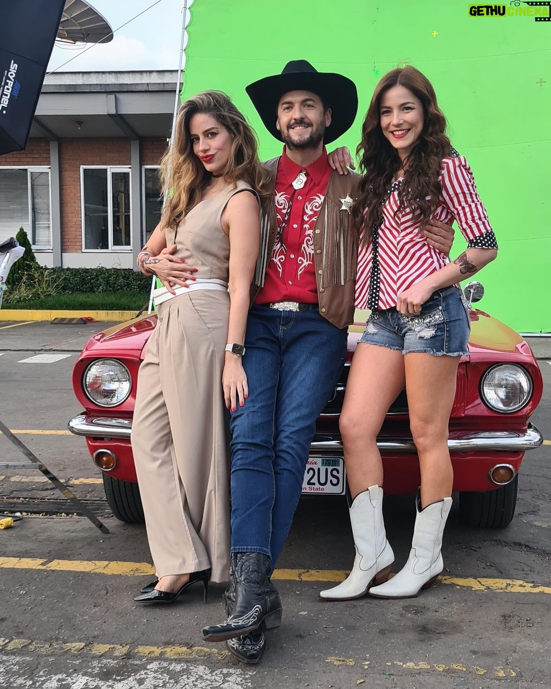 Manuela González Instagram - Érase una vez mi otra « yo » tatuada, en un convertible soñado y en medio de este parche fantástico grabando TÍA ALISON! 🌺♥️🌺 Como se les quiere, admira y extraña bellezas! @juliepardau @rodrigo_candamil @viccantillo @canalrcn