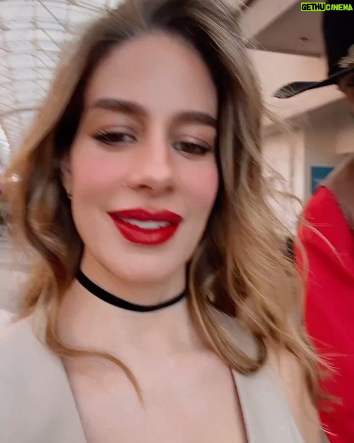 Manuela González Instagram - Érase una vez mi otra « yo » tatuada, en un convertible soñado y en medio de este parche fantástico grabando TÍA ALISON! 🌺♥️🌺 Como se les quiere, admira y extraña bellezas! @juliepardau @rodrigo_candamil @viccantillo @canalrcn