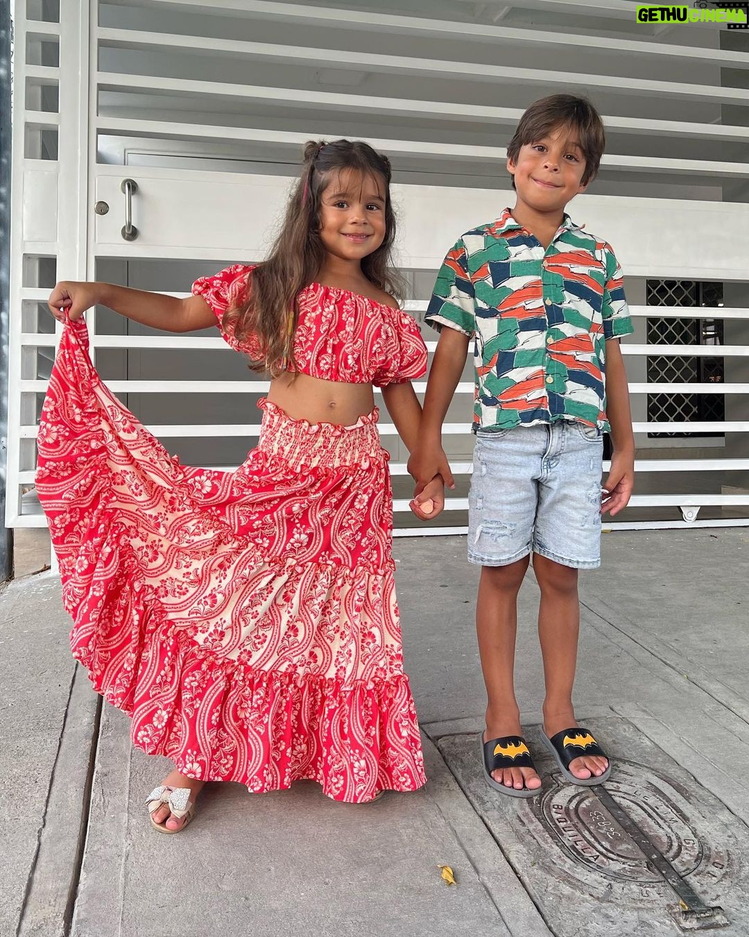 Manuela González Instagram - Santa Marta de mis amores, Con mis amores. ♥️