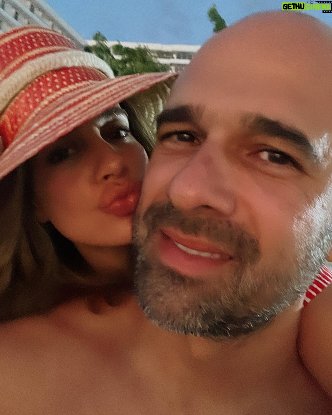 Manuela González Instagram - Santa Marta de mis amores, Con mis amores. ♥️
