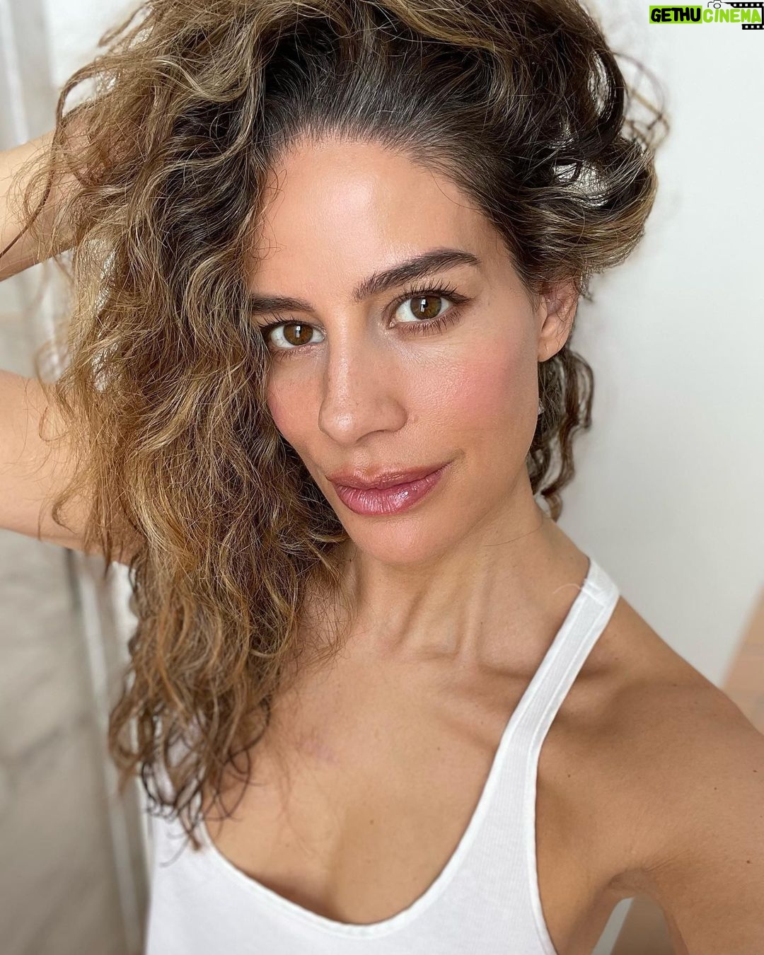 Manuela González Instagram - El mejor secreto de belleza siempre será querernos ♥️ Pero obviamente nos podemos ayudar con productos como la línea de @acidmantle.co Pro B5 que estoy amando porque hidrata la piel de adentro hacia afuera y es ideal para pieles sensibles como la mía! Ya la probaron? *Hidratación hasta por 48h no aplica para el gel limpiador limpieza delicada *El hidratante revitalizante no reemplaza el bloqueador solar CH-20230425-162