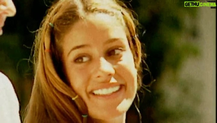 Manuela González Instagram - Prepárate, porque estoy a punto de desbloquearte un recuerdo… @canalrcn , hoy brindo por ti y por estos 25 años de historias! Gracias por hacerme parte de este hermoso camino y que se vengan miles de historias más! SALUD! 🥂♥️🙌🏻🥰