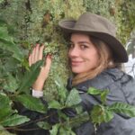 Manuela González Instagram - Hace unos días tuve la fortuna de conocer a este roble y regresar a mi niñez… Chiquita, mi mamá me enseñó a abrazar los árboles, sentir su energía, respirar juntos. Gran acto de amor puro. Se los recomiendo! 🌳♥️ #roble #colombia #airepuro