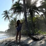 Manuela González Instagram - Pocos saben o no se imaginan que eso de posar y hacerme fotos me cuesta. Que prefiero mil veces más ser la que está detrás del lente en estos menesteres! Pero ayer era mi cumple y un joven fotógrafo que apenas empieza en estas artes, me propuso hacer estas fotos y amé el resultado. Que tal les parecieron? ➡️Para conocer al fotógrafo y darle su merecido crédito, ir a la última foto! 😜 #palomino #colombia #LuzNatural #fotografía