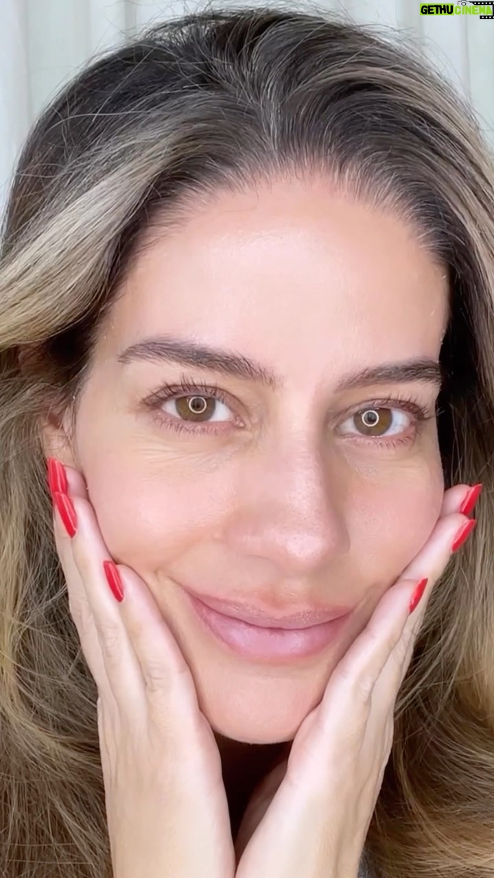 Manuela González Instagram - Me preguntan muchas veces sobre mis cuidados de la piel. La verdad soy muy práctica y siempre busco rutinas simples pero efectivas que me mantengan la piel saludable. Esta línea de @acidmantle.co me ha parecido regia pues me ha ayudado considerablemente a mantener mi piel hidratada y sin irritaciones a pesar del maquillaje y las luces de grabación! Así que acá les comparto mi rutina AM. Me cuentan cuando la ensayen qué tal les va! BESOS MUCHOS! 💋 #TipsDeManu #publicidad *Hidratación hasta por 48h no aplica para el gel limpiador limpieza delicada *El hidratante revitalizante no reemplaza el bloqueador solar CH-20230425-162