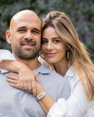 Manuela González Instagram - Si tan solo pudieran ver a través de una ventanita todo lo que eres… Cada mañana despiertas a estos gordos con absoluta simpatía y amor, cada mañana les preparas el desayuno, los guías para que manejen sus tiempos, peinas a Alma, les preparas sus loncheras, luego la cremita, el bloqueador, la loción, las carreras… y tú siempre ahí, PRESENTE, con mil cosas pero siempre ahí, para ellos, para nosotros. Eres un hombre amoroso y fantástico, que entiende que esta aventura es de dos! No te has perdido de absolutamente nada en la crianza de nuestros hijos, te has sufrido y te has gozado este reto como bien debe ser! Sabes? no podría haber elegido un mejor compañero de vida y papá para mis hijos. Tu eres mucho más de lo que alguna vez soñé! Que hermoso referente tienen Jero, Pedro y Alma de lo que debe ser un hombre, un papá, un esposo, un amigo. TE AMO ♥️ MI AMOR! FELIZ DÍA DEL PADRE! TE AMAMOS MUCHO, MUCHO, MUCHO!!! 

@andresvascomont