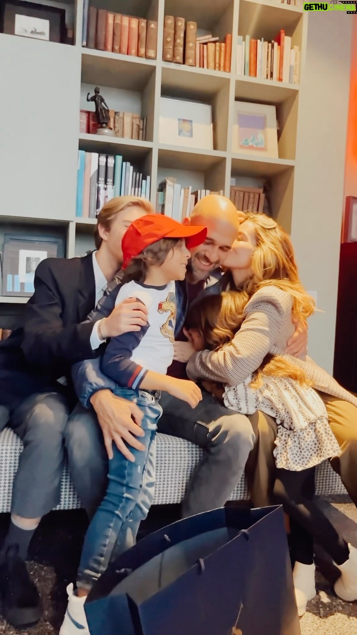 Manuela González Instagram - ♥️Amor mío, te mereces todo! Eres, simplemente, el mejor papá del mundo♥️ Lo más lindo de esta sorpresa fue tener a tus tres hijos reunidos buscando e imaginando cuál sería el regalo perfecto para ti… verlos a ellos tan bellos, cada uno tan único y especial, ver lo que hemos construido, es emocionante y profundamente gratificante. Ver su amor por ti, verte a ti en cada uno de estos seres hermosos, me recuerda todo lo que está bien en esta vida! TE AMAMOS! FELIZ DÍA y GRACIAS por tanto. 👏🏻👏🏻👏🏻♥️🙌🏻 @poloralphlauren #PoloRLStyle #publicidad