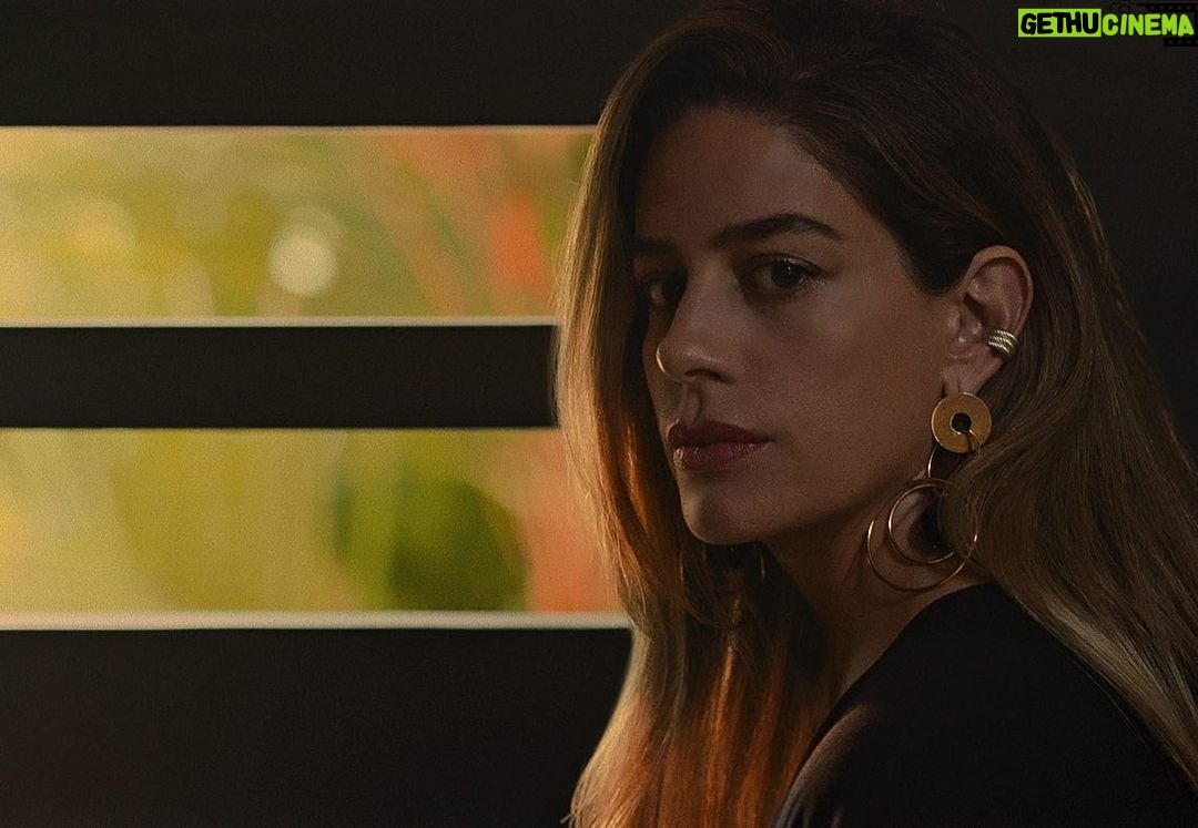Manuela González Instagram - Todos somos luz y sombra. Todos tenemos secretos. Todos, en algún momento de nuestra vida, hemos tenido o habríamos querido tener, Un PERFIL FALSO… 🌓🔥 Gran estreno de #PerfilFalso este próximo 31 de Mayo! @netflixlat @netflixcolombia @netflix 🎬🍿🔥