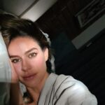 Manuela González Instagram - Aunque no lo crean, muchas veces las escenas haciendo de “dormida” se tornan difíciles! 📸 de quien las hace aún más difíciles…🤣🤣🤣 @rodrigo_candamil @canalrcn #TíaAlison