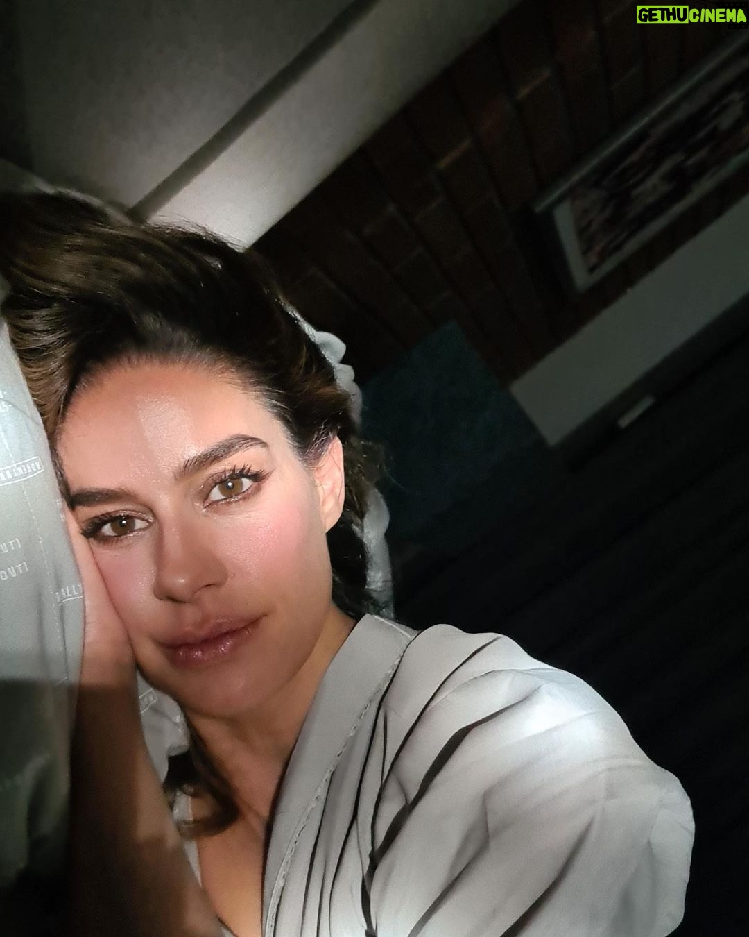 Manuela González Instagram - Aunque no lo crean, muchas veces las escenas haciendo de “dormida” se tornan difíciles! 📸 de quien las hace aún más difíciles…🤣🤣🤣 @rodrigo_candamil @canalrcn #TíaAlison