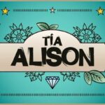 Manuela González Instagram - Este proyecto… un verdadero regalo inesperado! 🌺⚡️ Les comparto un poquito de la historia en la que vengo trabajando hace unos meses para que se antojen! Cada vez falta menos para que puedan disfrutarla al aire y saben que? Estoy SEGURA que se van a enamorar 🥰♥️😜 @canalrcn @viccantillo @israsanchezdirector @posada.juanpablo #HectorMoncada @juliepardau @rodrigo_candamil @eltuto8 y a todos y cada una de la personas que hacen parte de esta belleza de proyecto, GRACIAS!!! Me he disfrutado a “Lolo” como no se imaginan! #TiaAlison