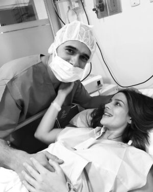 Manuela González Instagram - #tbt Del día en que me convertí en madre por primera vez. Hay tantas anécdotas magicas como chistosas de aquel 8 de junio de 2016. Acá les comparto con mucho cariño estos recuerdos que significan todo para mi!

1. Minutos antes de dar a luz a mi Pedro hermoso. Mi cara de dicha se debe a que milagrosamente después de una “siesta”, había logrado dilatar a 9 y estaba lista para pujar al mundo al amor de mi vida! (Un día les cuento el sueño que tuve durante esa siesta…el sueño más revelador de toda mi vida 🔮🌎🏞️)
2. Con mi Ángel, Maria Paulina Arboleda, con quien hice mi curso profiláctico y quien me acompañó y guió en mis dos partos! GRACIAS por siempre ♥️ 
3. El papá más churro, enamorado y orgulloso con Pedro en brazos por primera vez 😍🙌🏻
4. Lactando a Pedro por vez primera, acababa de parir, la naturaleza en su máximo esplendor, el amor más puro de alimentar a mi hijo y conectarnos por el resto de la vida…🥹♥️🙌🏻💫