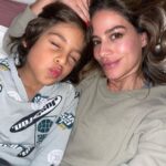 Manuela González Instagram - Ellos, los que me ponen a mil el corazón, los que me expanden, me retan, me enseñan, me llenan, me divierten. Me llaman MAMÁ y millones de partículas se encienden, haciendo posible, lo imposible! Una vida es muy poco para semejante aventura… LOS AMO HIJOS! TE AMO ANDRÉS! GRACIAS DIOS por el regalo inmenso de ser MAMÁ ♥️