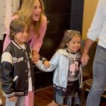 Manuela González Instagram - Y que mejor #fbf que el cumple de Alma volumen #3! 💖🌈🦄🛼🍭. Cómo les prometí, acá el momento cuando Alma descubrió su fiesta soñada y disfrutó de su primera rumba oficial en su vida! Prometo que ya no doy más lora, pero es que opínenme el swing de Pedro…🫠🫠🫠 Ay que bonito fue este día, gracias a todos los que lograron acompañarnos y disfrutar junto a esta muñeca! Será por siempre inolvidable!!! 🙌🏻♥️ #Los5deAlma #AlmaDeMiAlma #PedroMiHermoso #MiPrimeraRumba