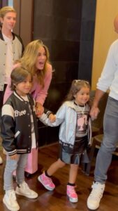 Manuela González Instagram - Y que mejor #fbf que el cumple de Alma volumen #3! 💖🌈🦄🛼🍭. Cómo les prometí, acá el momento cuando Alma descubrió su fiesta soñada y disfrutó de su primera rumba oficial en su vida! Prometo que ya no doy más lora, pero es que opínenme el swing de Pedro…🫠🫠🫠 Ay que bonito fue este día, gracias a todos los que lograron acompañarnos y disfrutar junto a esta muñeca! Será por siempre inolvidable!!! 🙌🏻♥️ #Los5deAlma #AlmaDeMiAlma #PedroMiHermoso #MiPrimeraRumba