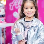 Manuela González Instagram - Recuerdos para toda la vida…🌈🦄🛼🍭💜🍰🌸 Para mi lo más cercano a la felicidad es hacer felices a quienes tanto amo! Alma cumplió 5 años y tenía claro lo que quería: “mami quiero bailar música con ritmo”! Es decir, nada de bailar la vaca Lola, ella quería Shakira a todo taco, “chis-pun” del mejor y luces y pista y hasta micrófono! Pero creo que jamás se imaginó tremenda fiesta de ensueño. Cada detalle, cada rincón parecía sacado de la mas top de sus fantasías! Y lo mejor, la energía bonita de todos sus amiguitos que gozaron a la par con ella! Y bueno, los grandes también nos enrumbamos, p’a que 😜💃 Así que acá les comparto algunos momentos! fueron tantos, que luego vendrá la parte #2 y quizá la 3… 😬🤣🤣 Todo esto fue posible Gracias a @posheventosboutique sin duda, LOS MEJORES! 💫🙌🏻 te amo @melaniereyesd ♥️ 🍰 @mimetipasteleriaoficial no se imaginan la delicia de torta! 🎶 @paquitagallego_ nuestra súper Dj! 🎆 @decolounge.com.co la pista de luces que hizo la diferencia! 🧑‍🎨 @kidsclubafterschool los mejores en recreacion y actividades! 👩‍🦳👱🏻‍♂️ @caramelosbga el show más increíble de Barbie y Ken! 🪑 @la_fete_rentals el mobiliario de los chiquis 🎁 @tinmarinddopingue las sorpresas más divinas! 📸 @colorhunt la encargada de plasmar todos estos momentos desde su corazón bonito y maravilloso ojo! @andresvascomont somos un gran equipo!!! TE AMO y amo lo que hemos construidos juntos 🥰🙌🏻♥️