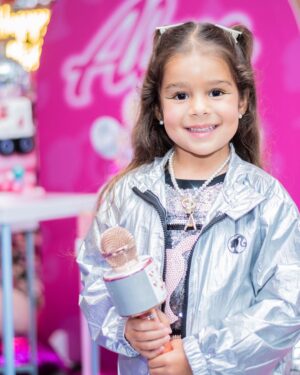 Manuela González Instagram - Recuerdos para toda la vida…🌈🦄🛼🍭💜🍰🌸
Para mi lo más cercano a la felicidad es hacer felices a quienes tanto amo! Alma cumplió 5 años y tenía claro lo que quería: “mami quiero bailar música con ritmo”! Es decir, nada de bailar la vaca Lola, ella quería Shakira a todo taco, “chis-pun” del mejor y luces y pista y hasta micrófono! Pero creo que jamás se imaginó tremenda fiesta de ensueño. Cada detalle, cada rincón parecía sacado de la mas top de sus fantasías! Y lo mejor, la energía bonita de todos sus amiguitos que gozaron a la par con ella! Y bueno, los grandes también nos enrumbamos, p’a que 😜💃
Así que acá les comparto algunos momentos! fueron tantos, que luego vendrá la parte #2 y quizá la 3… 😬🤣🤣

Todo esto fue posible Gracias a @posheventosboutique sin duda, LOS MEJORES! 💫🙌🏻 te amo @melaniereyesd ♥️

🍰 @mimetipasteleriaoficial no se imaginan la delicia de torta!
🎶 @paquitagallego_  nuestra súper Dj!
🎆 @decolounge.com.co la pista de luces que hizo la diferencia!
🧑‍🎨 @kidsclubafterschool los mejores en recreacion y actividades!
👩‍🦳👱🏻‍♂️ @caramelosbga el show más increíble de Barbie y Ken!
🪑 @la_fete_rentals el mobiliario de los chiquis
🎁 @tinmarinddopingue las sorpresas más divinas! 
📸 @colorhunt la encargada de plasmar todos estos momentos desde su corazón bonito y maravilloso ojo! 

@andresvascomont somos un gran equipo!!! TE AMO y amo lo que hemos construidos juntos 🥰🙌🏻♥️