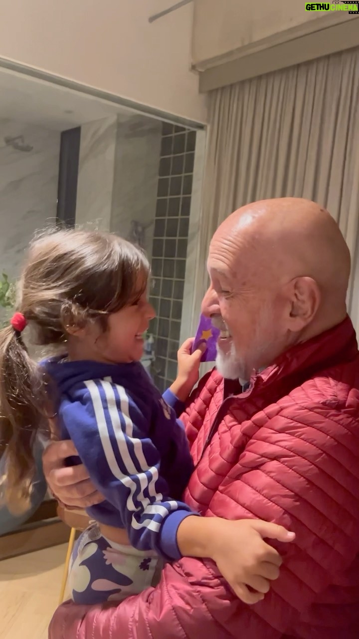 Manuela González Instagram - Primera gran sorpresa para el cumple de Almita! ♥️ Demasiado amor y dicha en un solo momento! #abu #sorpresa #ElCumpleDeAlma #AlmaDeMiAlma Bogotá, Colombia