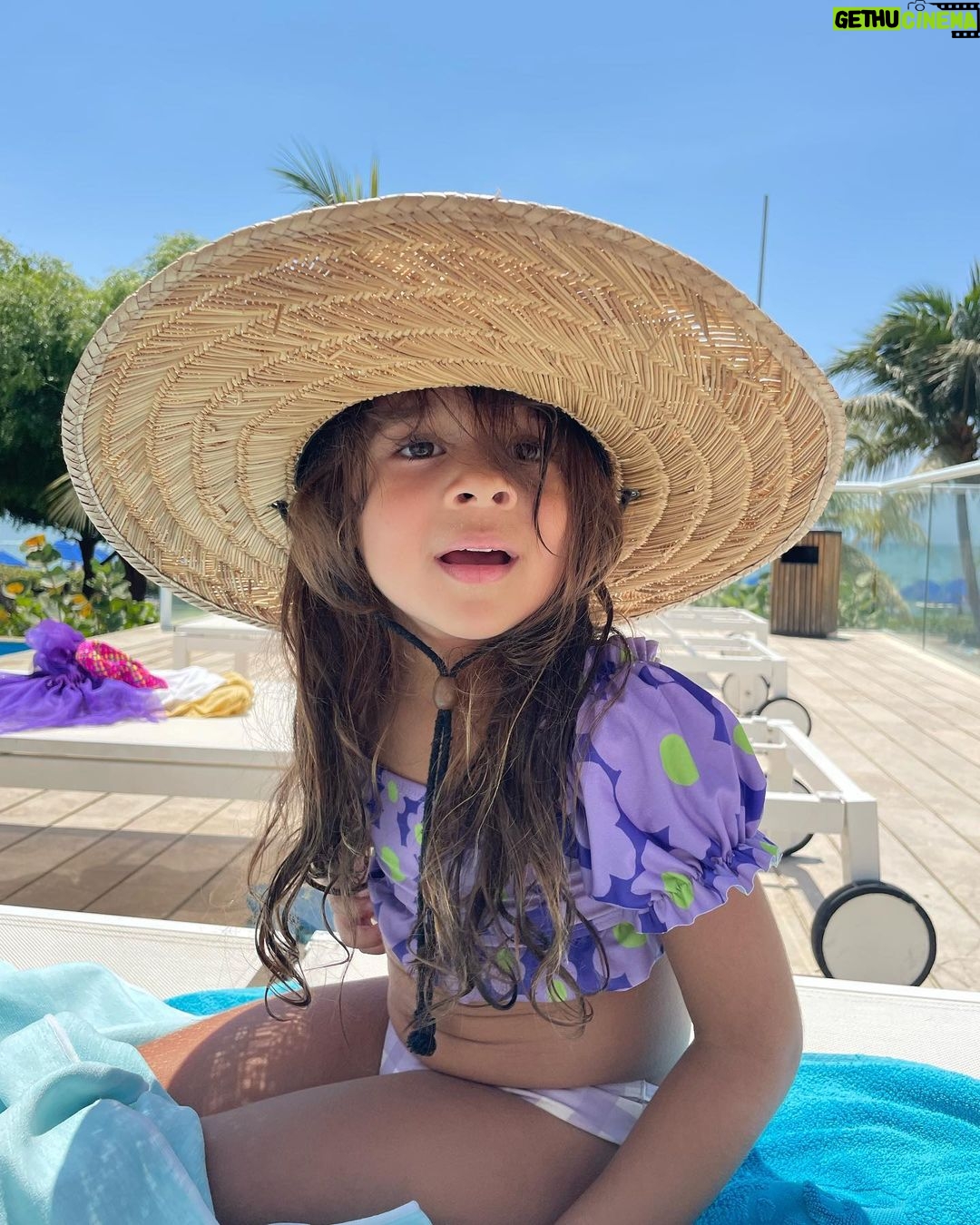 Manuela González Instagram - Popurrí de una semana fantástica! 1- Alma, cómo se puede ser tan hermosa? 🦄💜☂️ 2- Atardeceres samarios de mi corazón 🍭 3- siempre es que acostado todo es mas bonito! 4- Ellos, mi todo ♥️ 5- estrenando la creación de Yinetcita! Y con mi vestido de @ancoraswimwear 6- La dulzura de Pedro! si van a santa Marta háganse un favor y vayan a @olivapanaderiaypasteleria 7- salto cuántico de Pedro (en qué momento se creció tanto?) 8- pascua 🪺 9- con la canción de @dualipa GÉNESIS pegada! 10- mi paraíso tropical del amor♥️🙌🏻💫 @andresvascomont